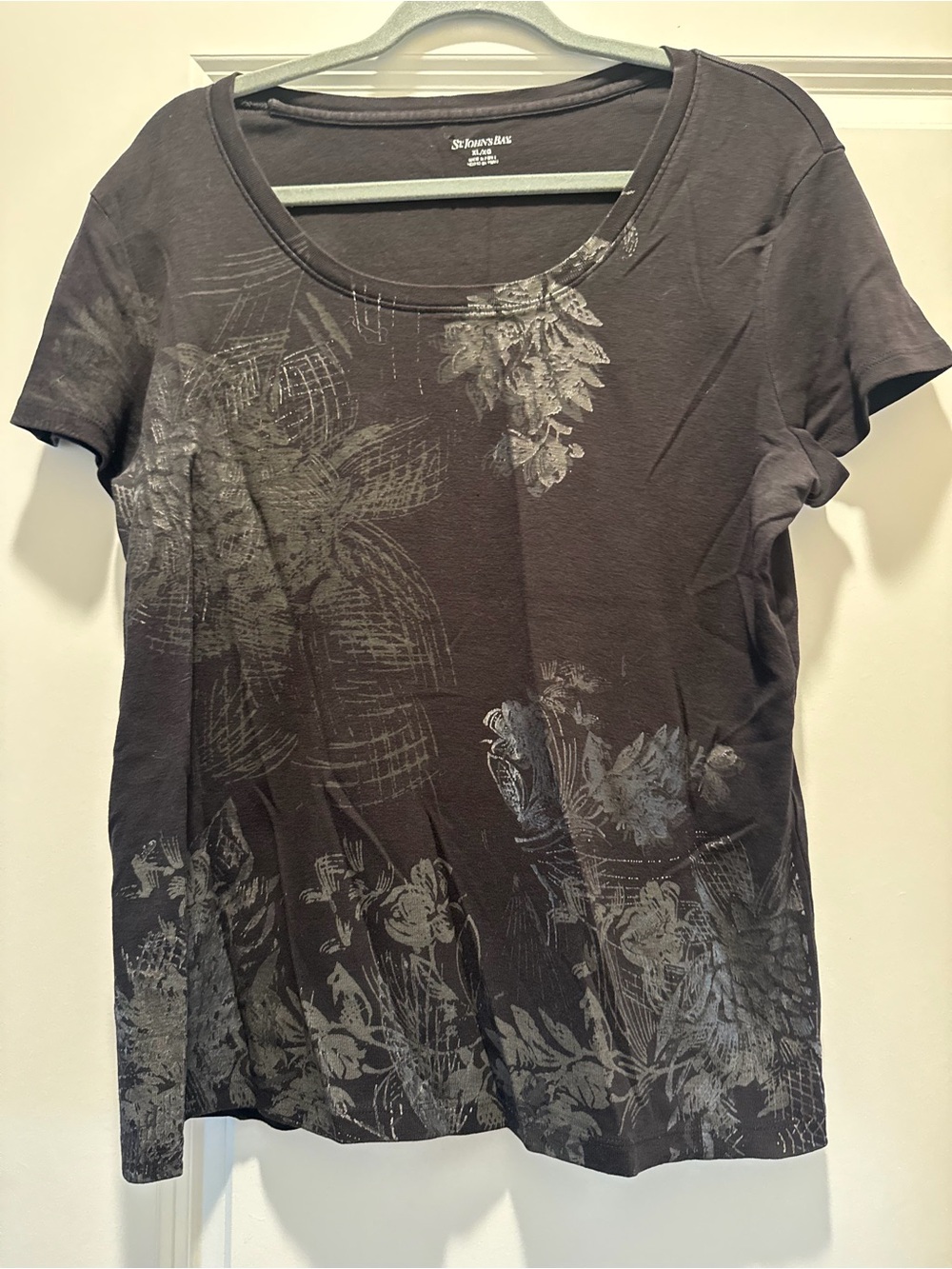 St. John's Bay Black Short Sleeve Floral Scoop Neck Tee